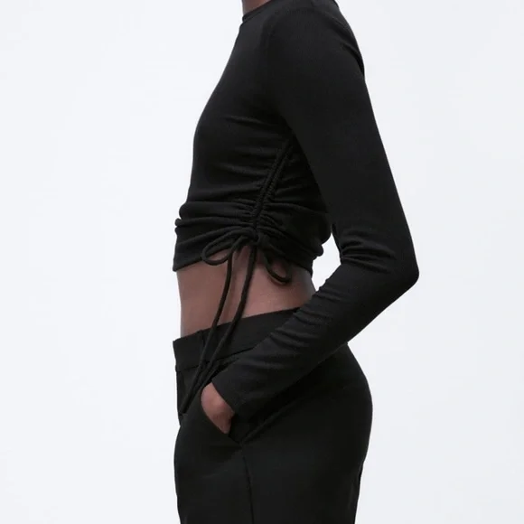 Spotted on Sophie: ZARA RIBBED TOP WITH GATHER DETAIL - Picture 6 of 13